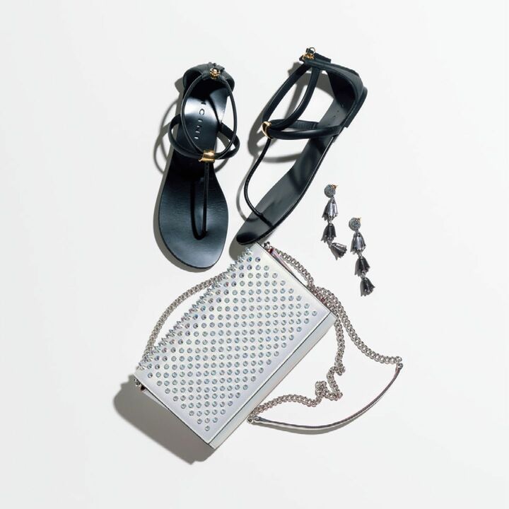 靴［ヒール1cm］￥57,000（ミューズ ドゥ ドゥーズィエムクラス 丸の内店〈ヴィッチーニ〉）、イヤリング￥55,000（三喜商事〈オスカー デ ラ レンタ〉）バッグ［縦14×横23×マチ5cm］￥164,000（クリスチャン ルブタン ジャパン）　［Precious2019年7月号96ページ］