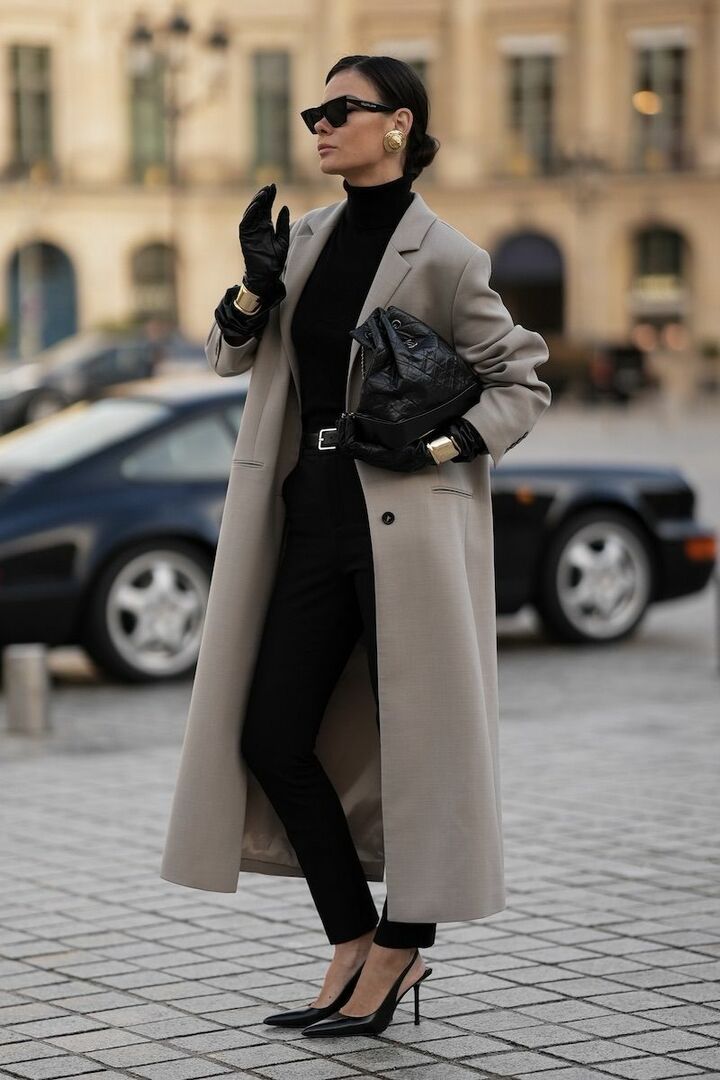 レザーとジュエリーのツヤを共鳴させ、立体感を獲得。