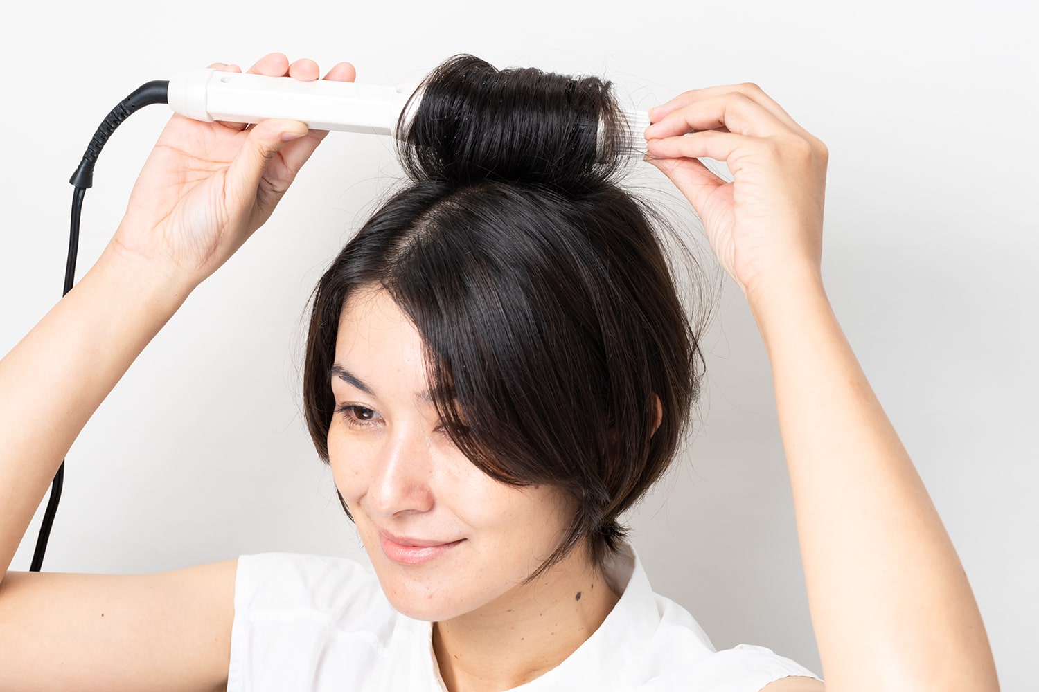 根元を起こすようにくるくるドライヤーで内巻きにする。
