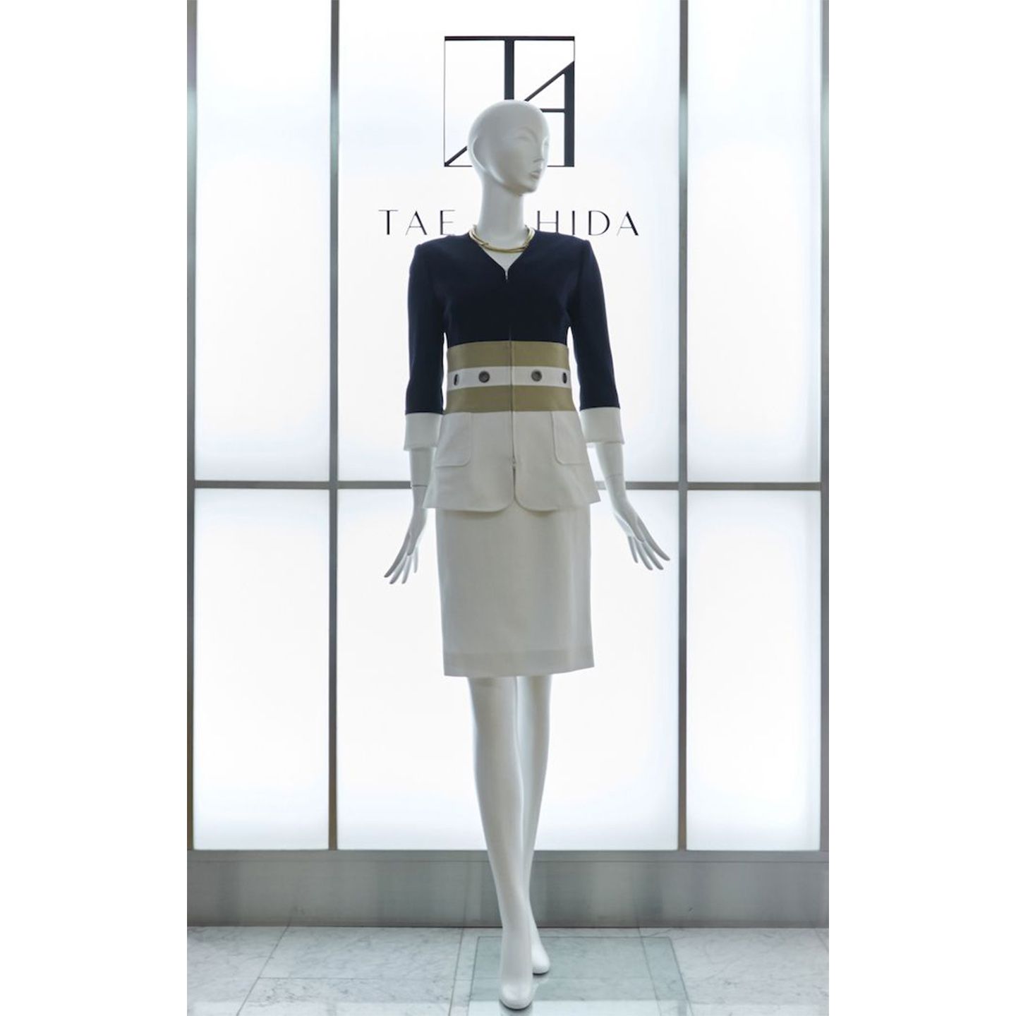 ジャケット¥130,000、ワンピース¥88,000、ネックレス¥75,000