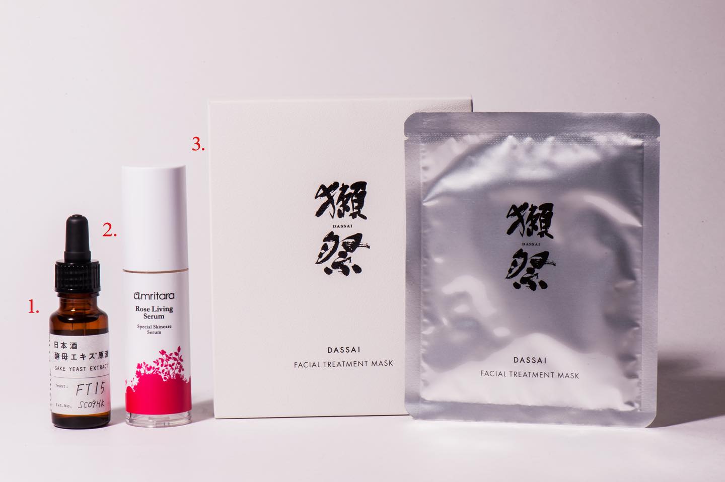 1.洗顔後すぐに肌に使用するブースター美容液。日本酒酵母「FT 15」の力で使い続けるほどに肌の底力がアップ。金運アップの米を発酵させることで運気を切り開くパワーがさらにアップ。福光屋 コメラボ 日本酒酵母エキス原液 20ml ¥3,000 2.日本原種のバラ「ハマナス」にコメ発酵エキスなどの美容成分をたっぷりと配合したオーガニックの美容液。「ハマナス」もまた豊かさを象徴する花のひとつ。お米との相乗効果が期待できるパワフルな美容液。スムーズにしてくれそう。アップアムリターラ ローズ リビング セラム 30ml ¥7,800 3.世界中からラブコールが寄せられる日本酒「獺祭」とその製造過程にできる酒粕のエキス、ナノコラーゲンやビタミン誘導体などの美容成分を贅沢に配合したシートマスク。神様が宿るとされる日本酒の開運パワーを堪能しながら美肌に。旭酒造 獺祭フェイシャルマスク 25ml×5袋 ¥2,500