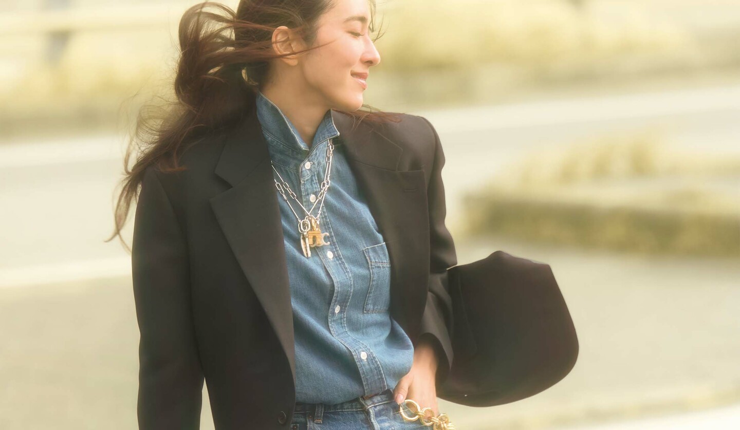 「セリーヌ」のジャケットを着用したモデルの立野リカさん
