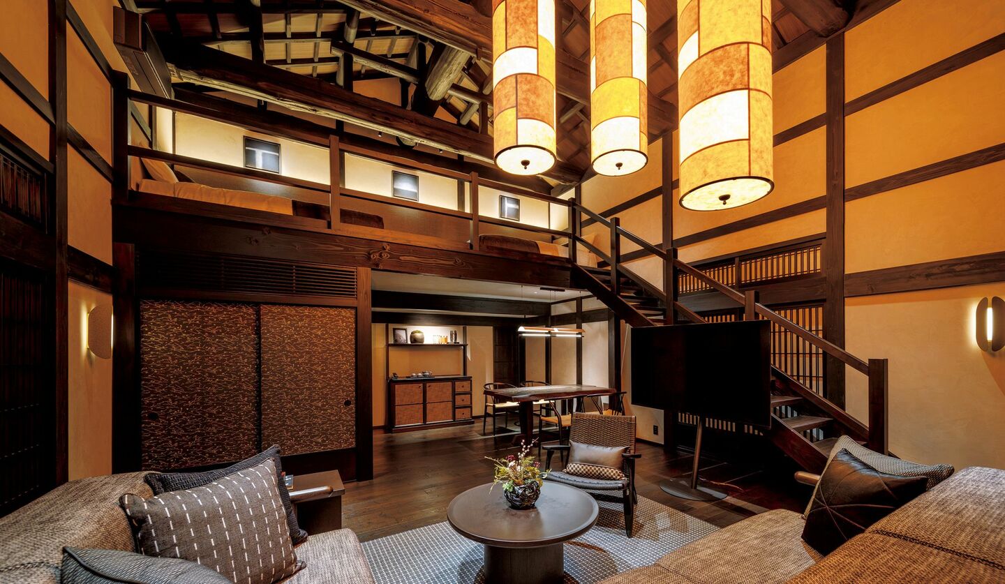 新潟県・大沢山温泉「大沢舘」の内観と外観