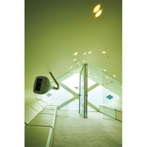 Side程よい厚みのマチは、適度な収納力をかなえつつ、肩にかけたときに体のラインに心地よくフィットします。