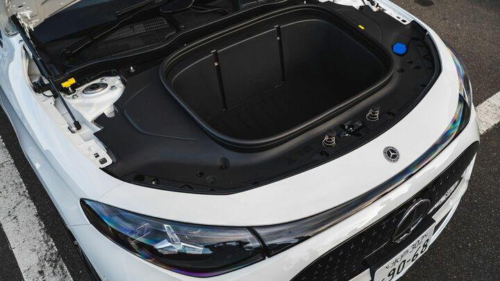 エンジンを搭載しない電気自動車なので、ボンネット下にもトロリーなどを入れられる容量の収納がある。 