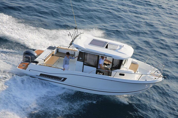 「ジャノー メリーフィッシャー 795 マーリン」¥9,400,000（船体）＋エンジン（各社の船外機から選択）¥2,000,000～
［生産国：フランス、全長×全幅：7.17×2.8m、重量：1,750kg、エンジン（船外機）例：ヤマハ F200FET（ガソリン）×1、エンジン最大出力：147kW（200hp）、エンジン使用燃料：ハイオクガソリン、燃料タンク：200l、清水タンク：100l、定員：4名］