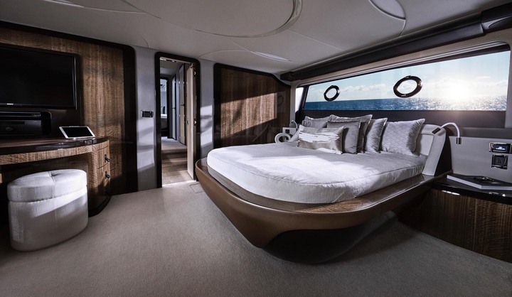 LEXUS「LY650」の内装1