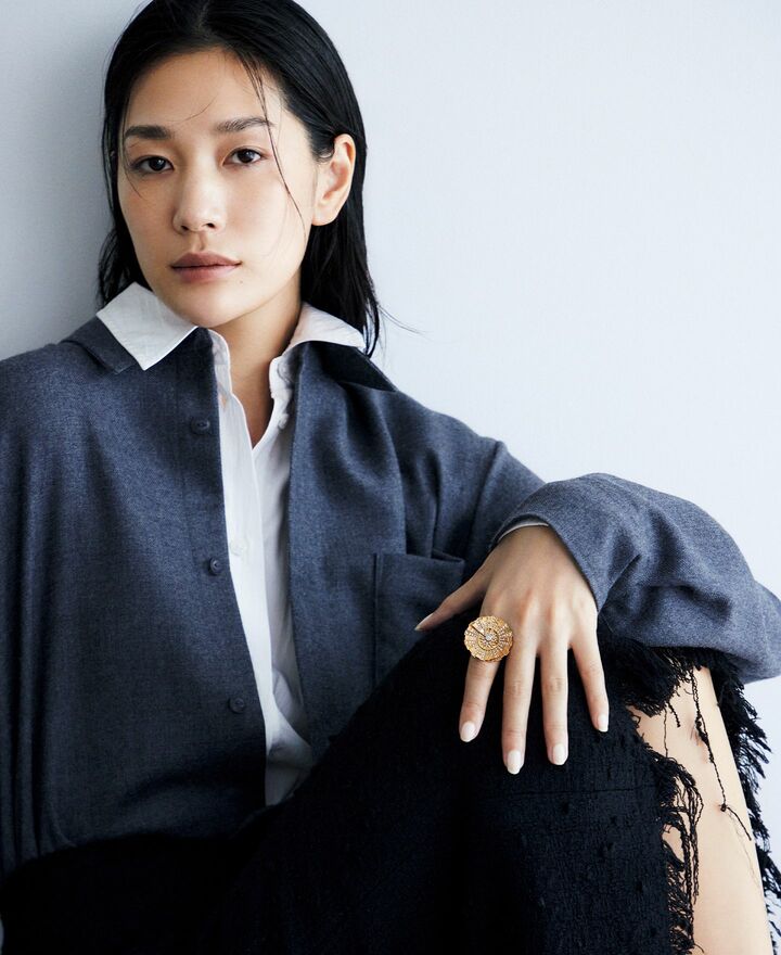 シャツレイヤードスタイルのモデルの大塚まゆかさん