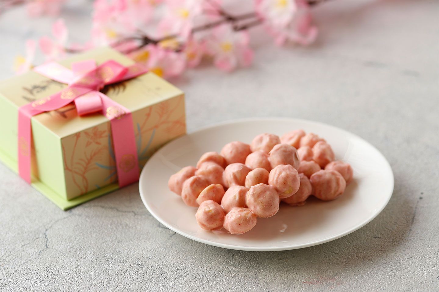 ザ・カハラコレクションにて販売中の「マカダミアナッツチョコレート 桜 」