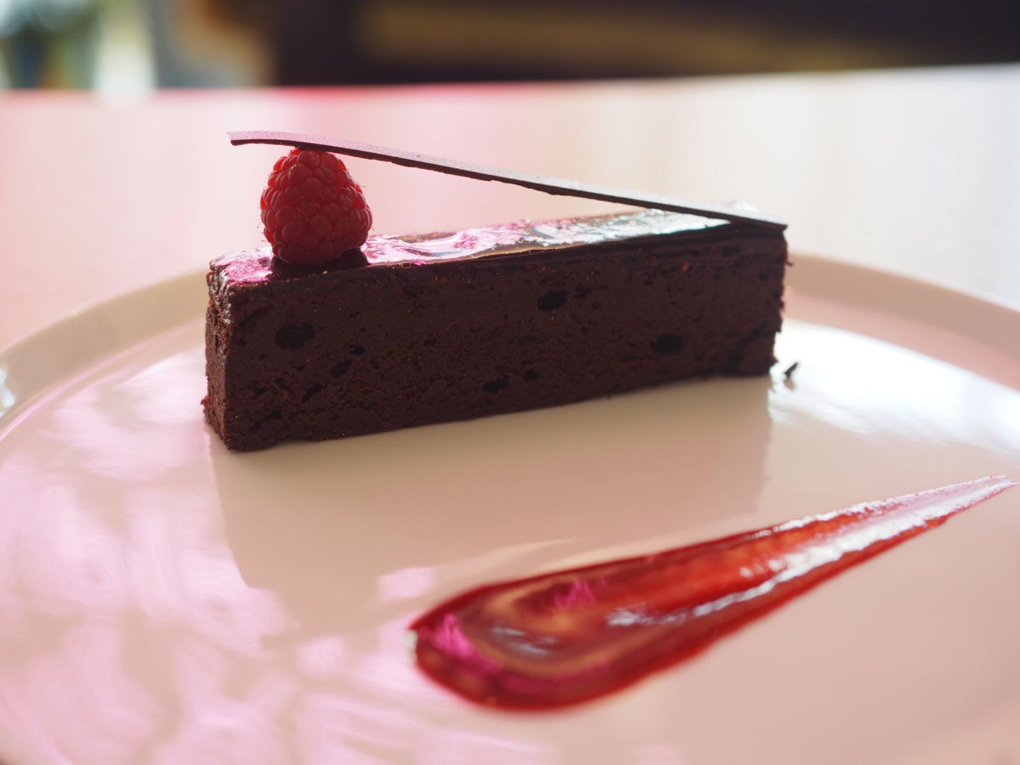 「BALLY CAFE(バリーカフェ)」のチョコレートケーキは正統派。¥700