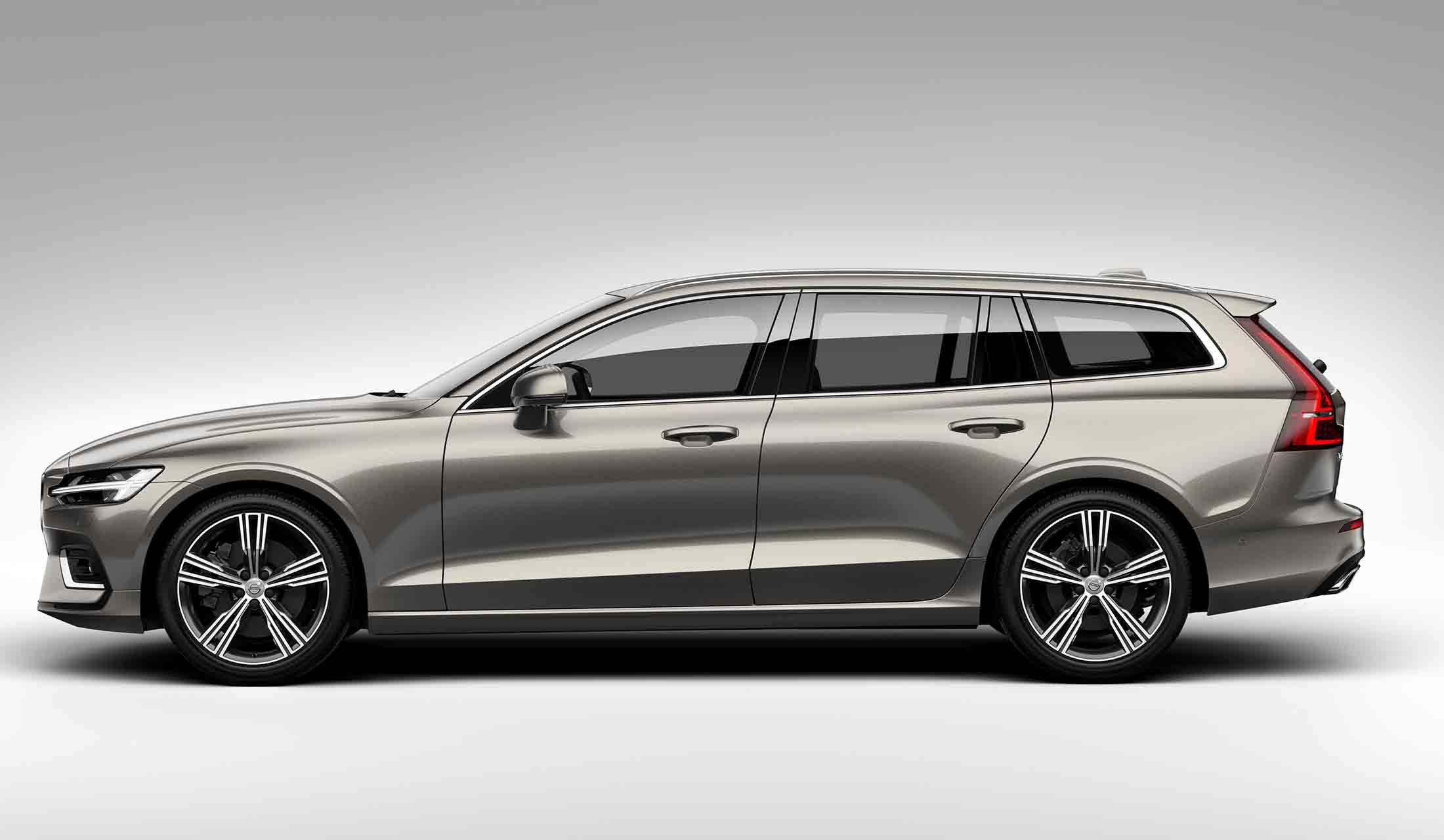 こちらが昨年から日本に導入が始まった新型V60。プロポーションの違いは歴然だ。