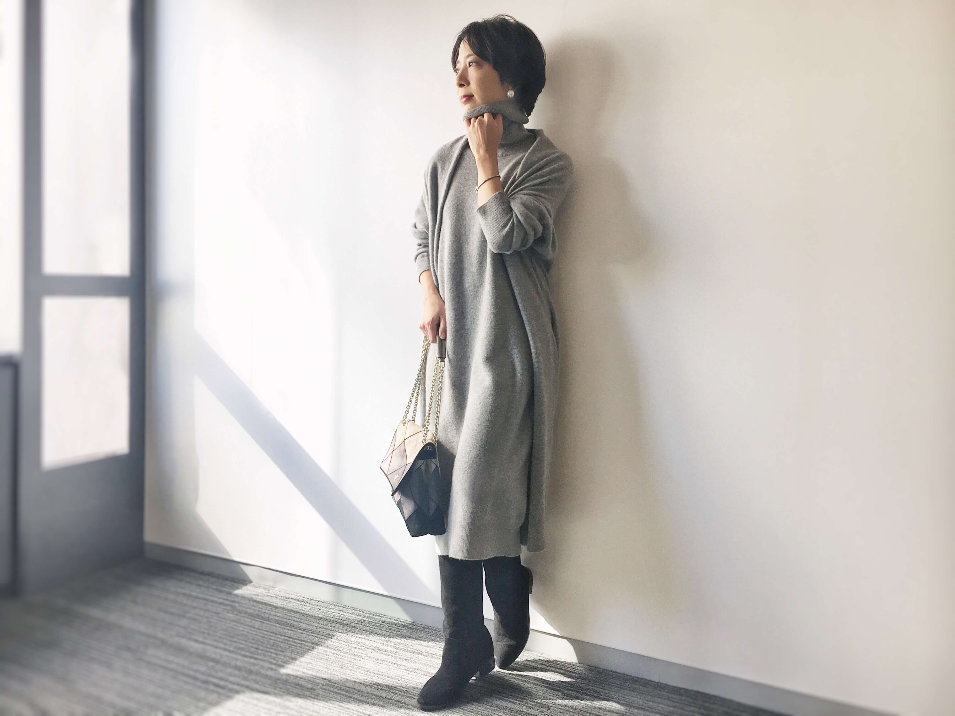 グレーから黒へのグラデーションになったロジェ ヴィヴィエのバッグが、服と靴を自然につないでくれます。アウターには黒のマントを合わせるのが定番コーディネート。ワンピース・カーディガン/アリクアム バッグ/ロジェ ヴィヴィエ 靴/銀座かねまつ