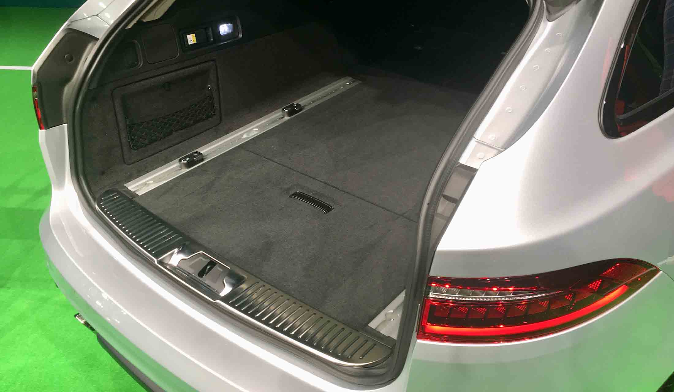 車名でわかるように、このクルマはワゴンというよりも、クーぺとワゴンの特徴を兼ね備えたシューティングブレークの意味合いが強い。美しいリアビューは、傾斜の強いリアエンドの効果も大きいが、それでいて荷室の容量は決して小さくない(通常時565リッター・最大時1,700リッター)。