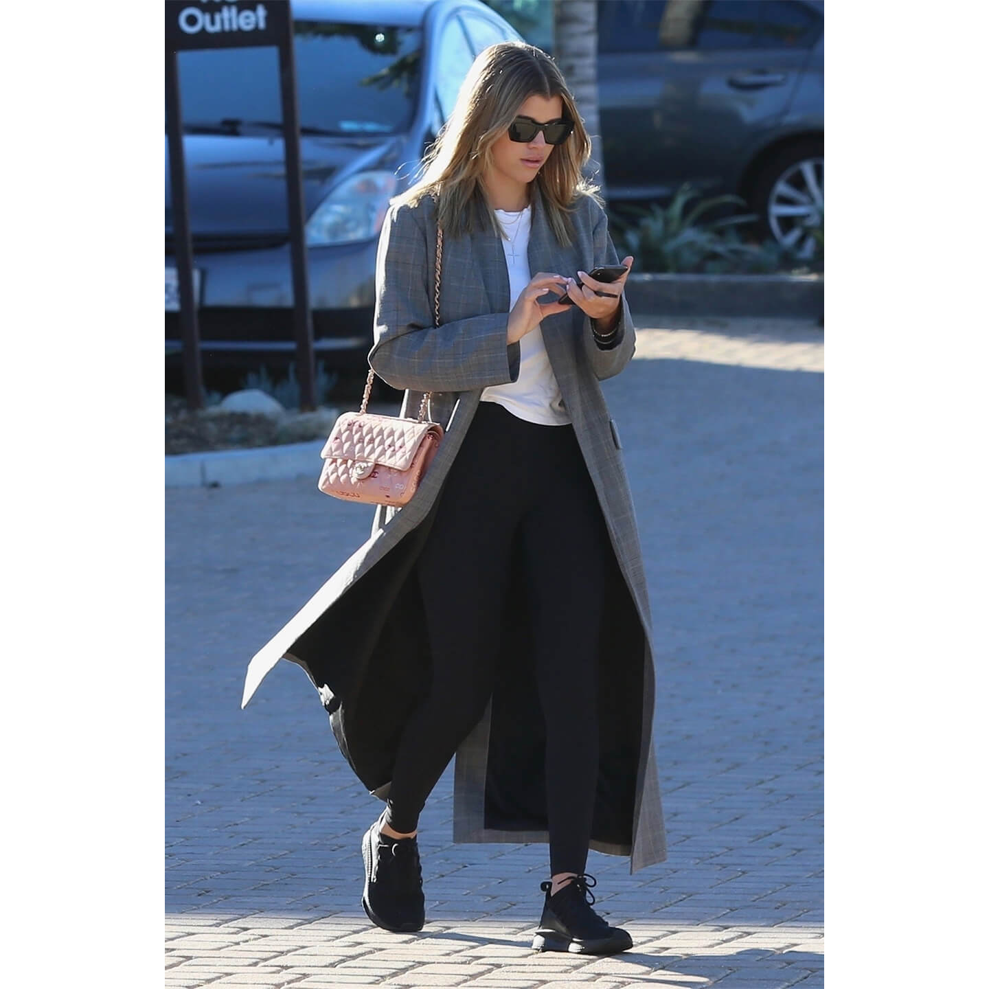 グレーのチェスターコートを着こなすSofia Richie(ソフィア・リッチー)氏