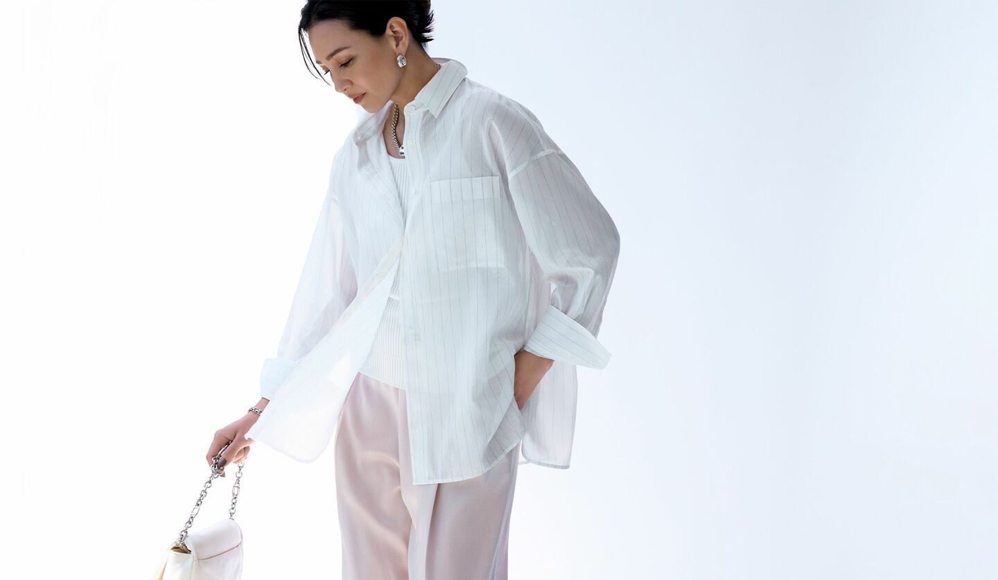 シャツの袖をプッシュアップしたモデルの手元