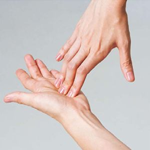 人さし指から薬指の3本で引き上げるとき、指の間の間隔はあけず、そろえるようなイメージで押しずらすように引き上げると効果的。