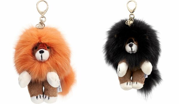 バッグをプレイフルにカスタマイズ！「ディオール」からライオンのチャームが登場