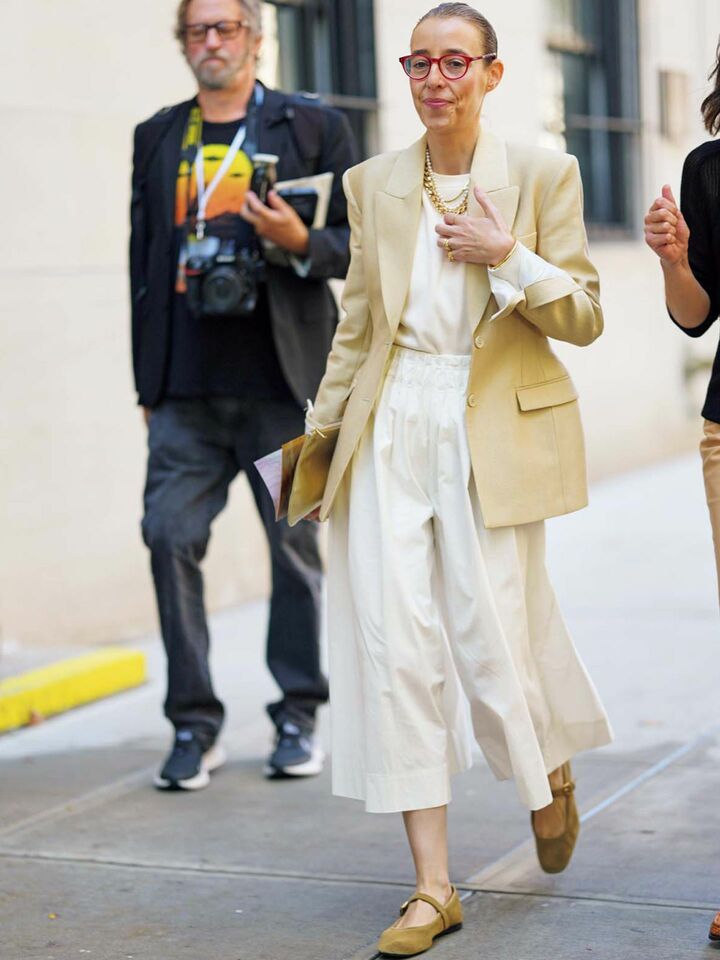 マチュアなベージュの装いを纏った海外のファッショニスタ