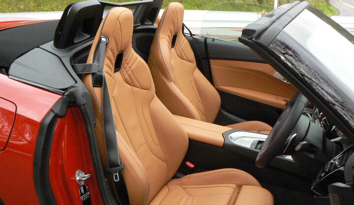 写真のシートはM40iに標準装備されるMスポーツタイプ。ホールド性は抜群。