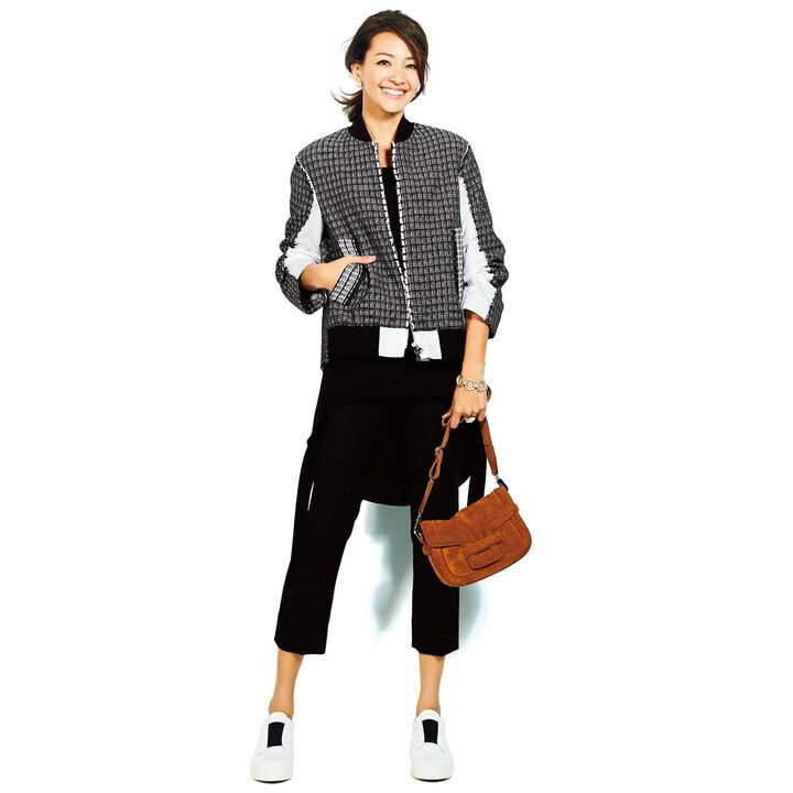 ブルゾン￥138,000（サン・フレール〈ドロシー シューマッハ〉）、プルオーバー￥170,000（ウールン商会〈ジェントリー ポルトフィーノ〉）、パンツ￥39,000（J&M デヴィッドソン 青山店）、ピアス￥70,000（アルテミス・ジョイエリ）、ブレスレット￥123,000・リング［大］￥60,000・［小］￥30,000（チェリーブラウン）、バッグ￥171,000・靴￥62,000（ピエール アルディ 東京）　［Precious2019年5月号136ページ］