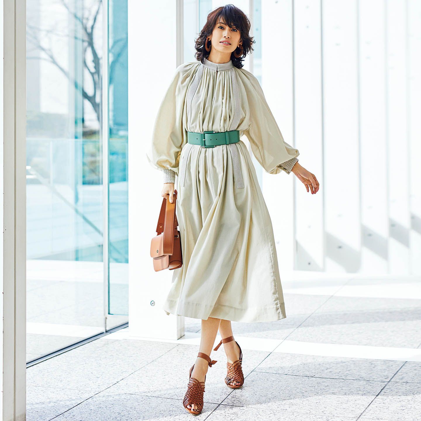 ワンピース¥366,000・ベルト¥88,000・バッグ¥293,000・靴¥120,000/参考色(ロロ・ピアーナ銀座並木通り本店) ピアス¥13,000(DES PRÉS〈PONO〉)