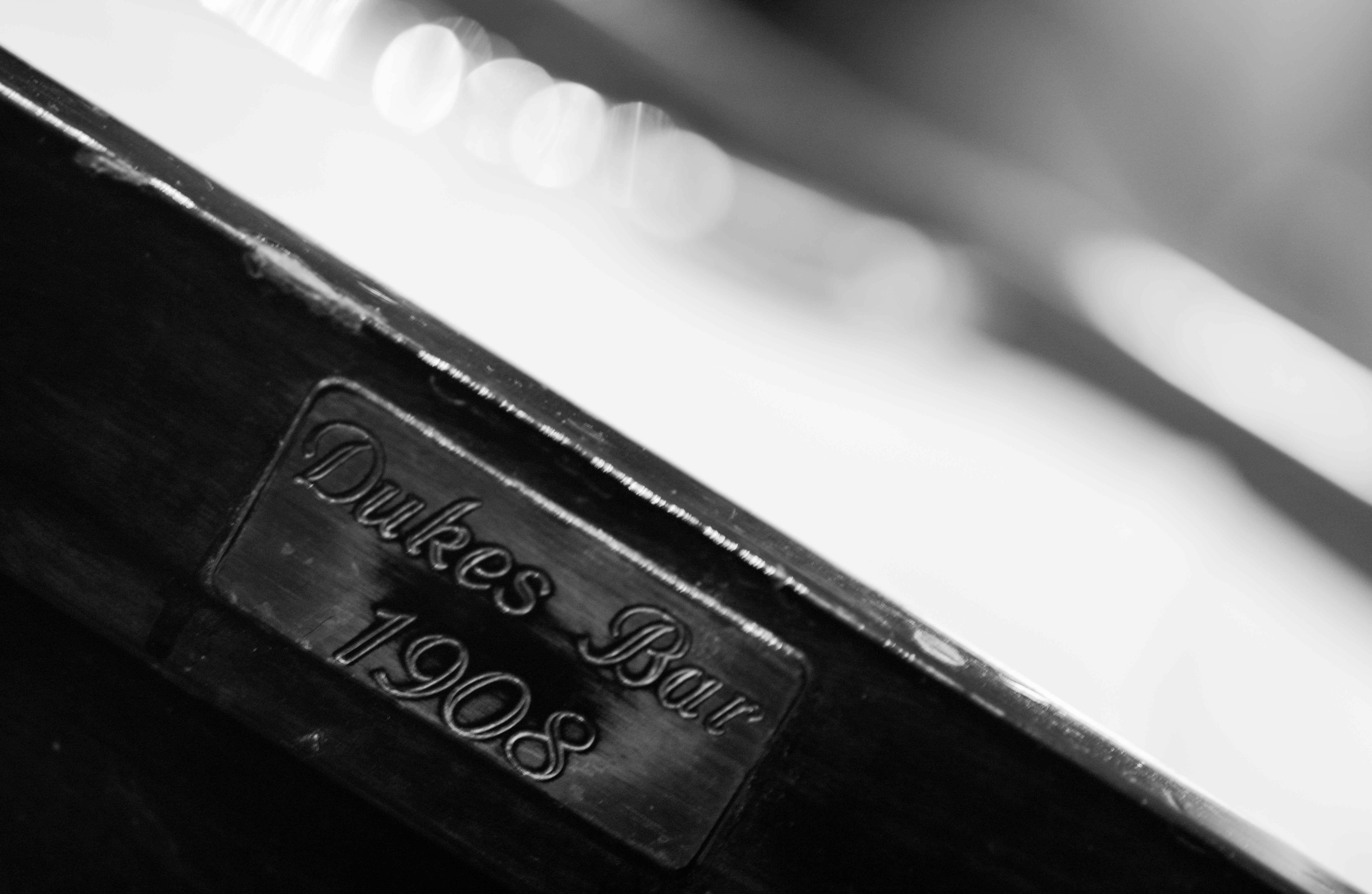創業1908年の歴史を継承するロンドンの伝説のバー。音楽もなく、つまみはオリーブとクラッカー。シンプルであることの贅沢さがここには生きている。©Luke Carby