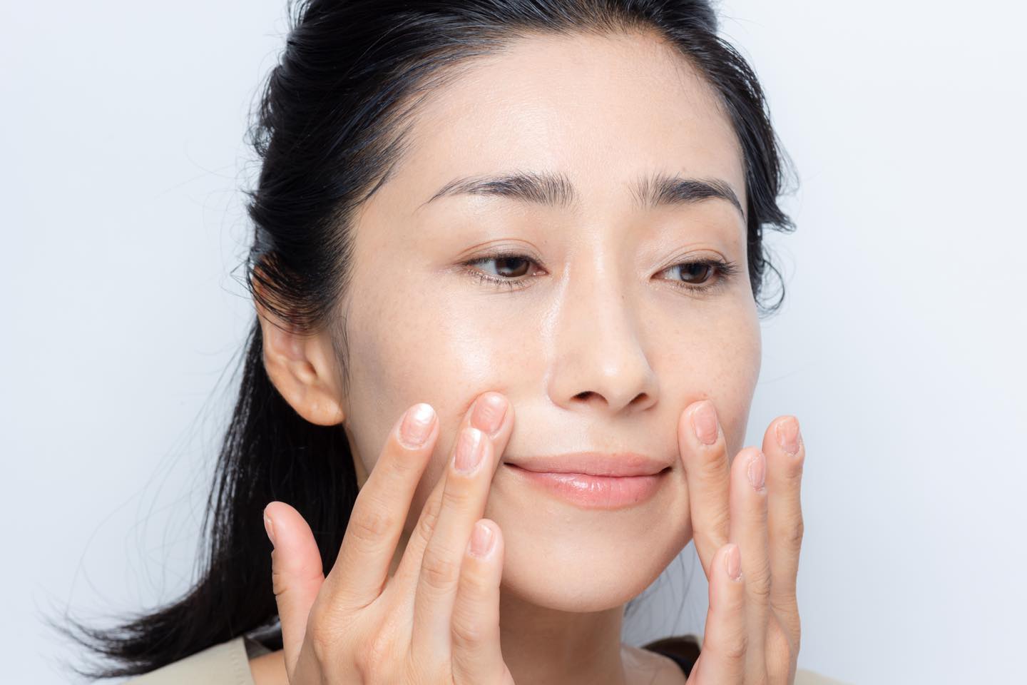 ほうれい線の溝を明るくする要領で、素早く均一にのばすのがコツ。
