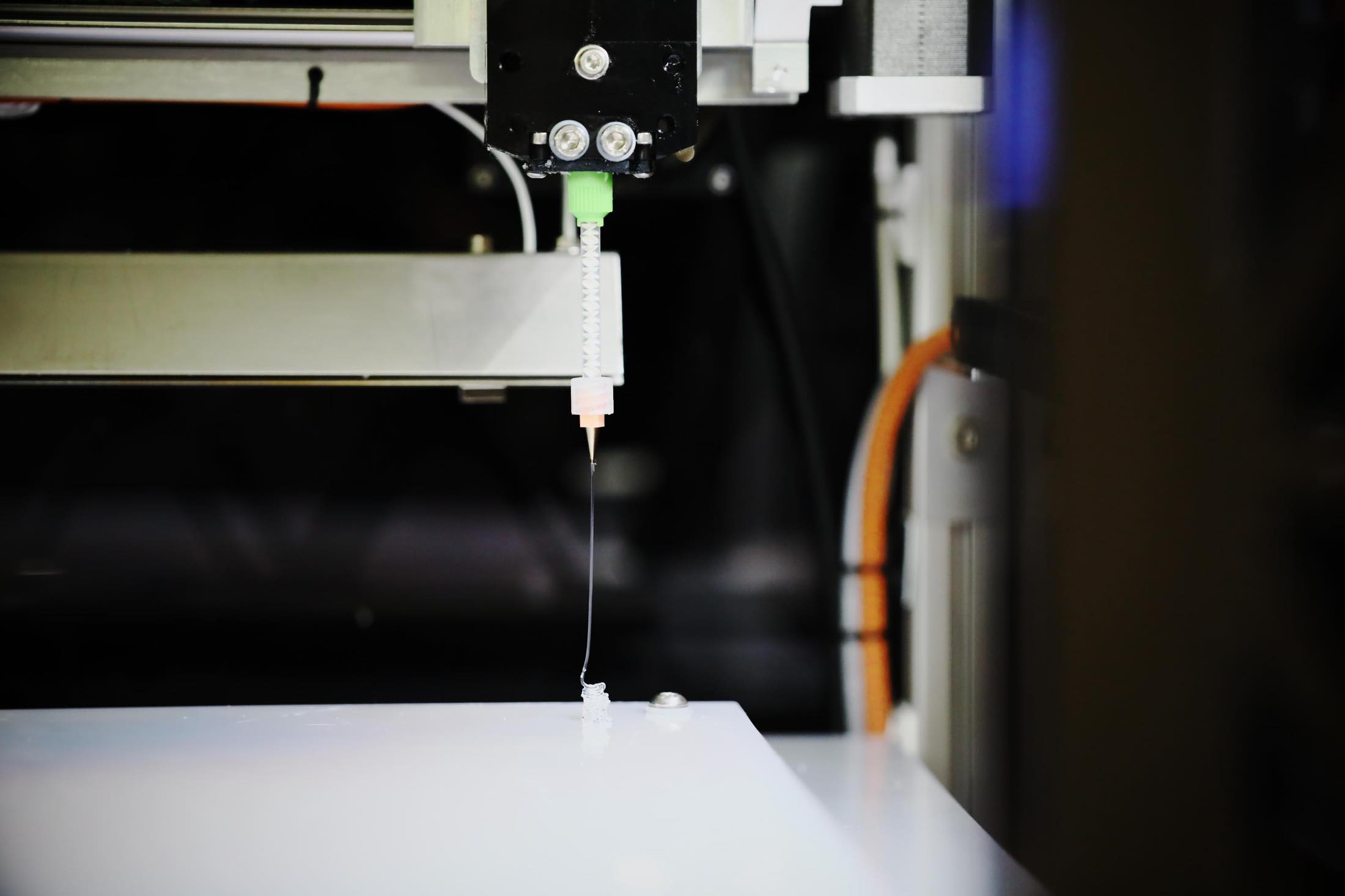 店内に設置された専用の3Dプリンターにより、ゼロから成型されるミッドソール。シリコーンを射出しながら、ミッドソールができ上がる様子を見られるのは画期的。3Dプリンターは2台稼働しており、両足トータルで約60分の待ち時間だ。
