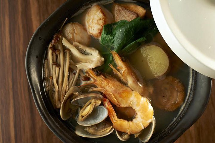魚介の煮込み「コトリアード」などの伝統料理がいただける