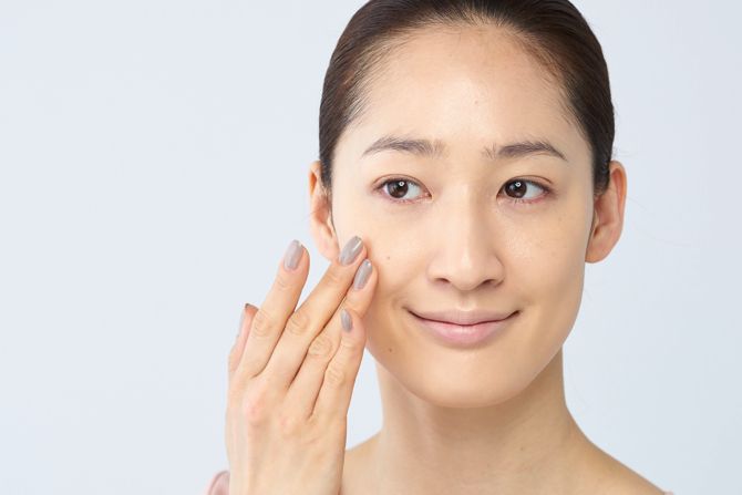 40代の肌悩みをカバーする春の軽やかメイク、ファンデーション塗り中。