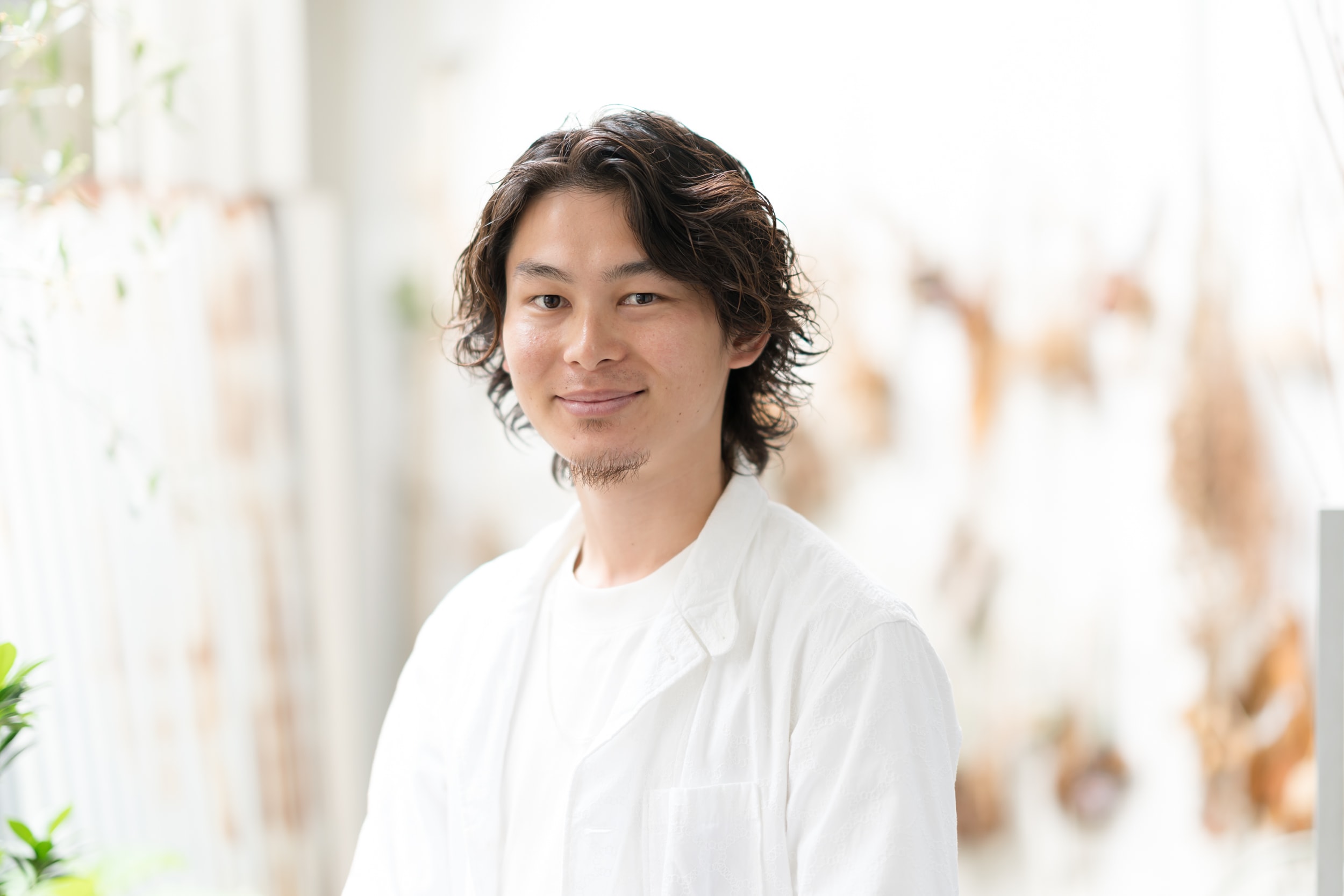 MAGNOLiA Aoyama店・店長 SHINさん。「趣味で観葉植物を集めています。造形がユニークな海外のシダ植物がとくにお気に入りです」