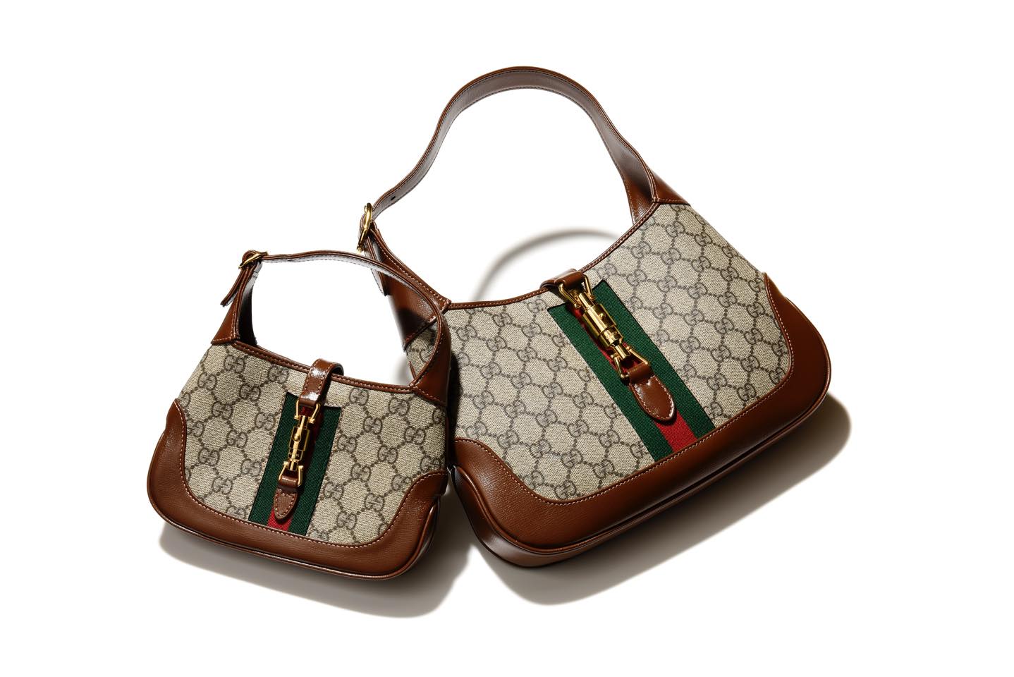 バッグ(左)【W00×H00×D00cm】¥158,000・(右)【W19×H28×D4.5cm】¥180,000(グッチ ジャパン クライアントサービス)