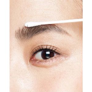 しっかりと塗布することで眉に厚みが出る。液が肌についたら綿棒で拭き取ればいいので、躊躇せずに塗布を。