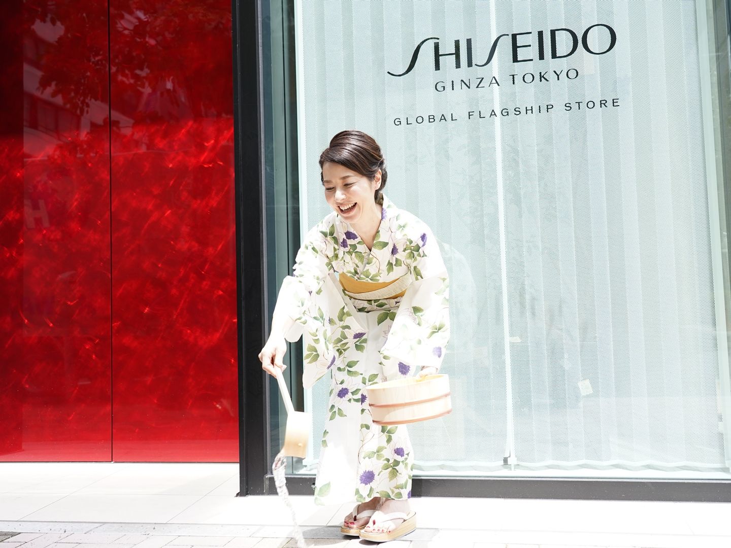 「SHISEIDO GLOBAL FLAGSHIP STORE」の発表会で打ち水をした渡邊さん