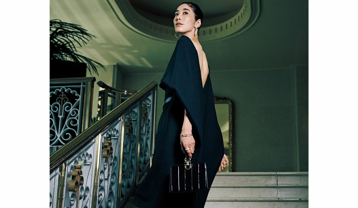 「フェラガモ」のウエアを纏ったモデルの立野リカさん