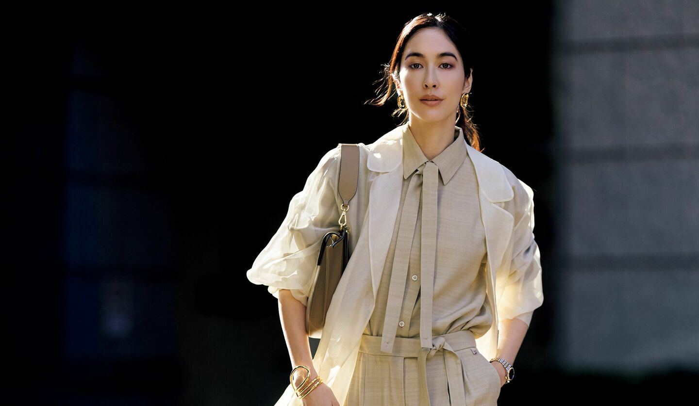 「ヘルノ」のシャツとパンツ、コートを着用したモデルの立野リカさん