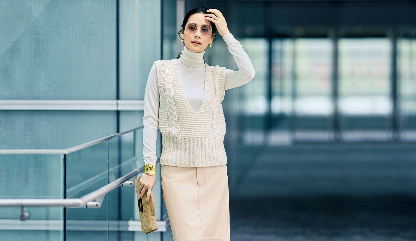 「リヴィアナ コンティ」のニットジレとスカートを着用したモデルのAtsukoさん