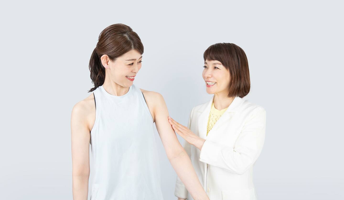 並んでいる二人の女性　メソッドの指導をしている