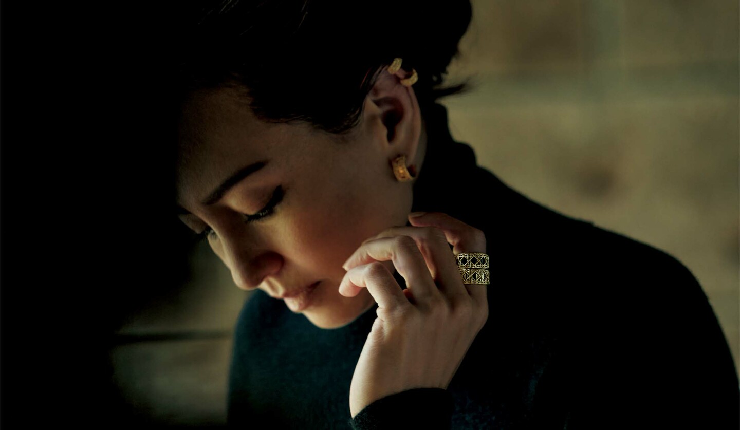 「ディオール」のウエアとジュエリーを着用したモデルのRINAさん