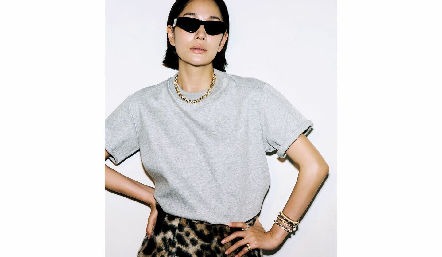 ブチェラッティのジュエリーとTシャツを着用したモデル