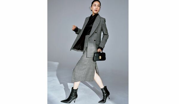 シャープなエレガンスを叶える「JIMMY CHOO」のショートブーツ|着こなしにセンシュアルなかっこよさを授けて