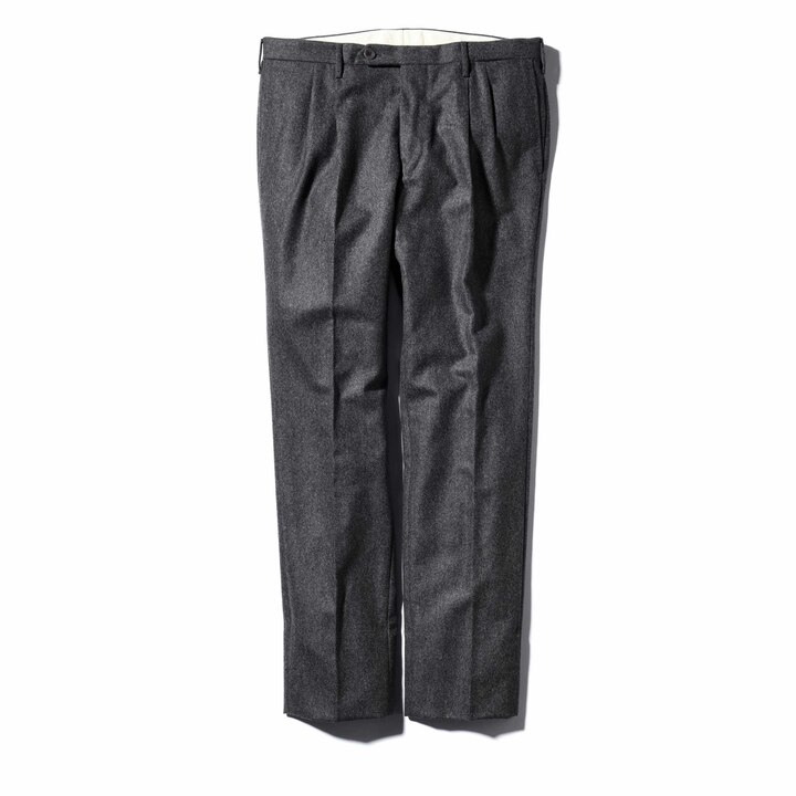 パンツ¥52,000(トゥモローランド〈ロータ〉)