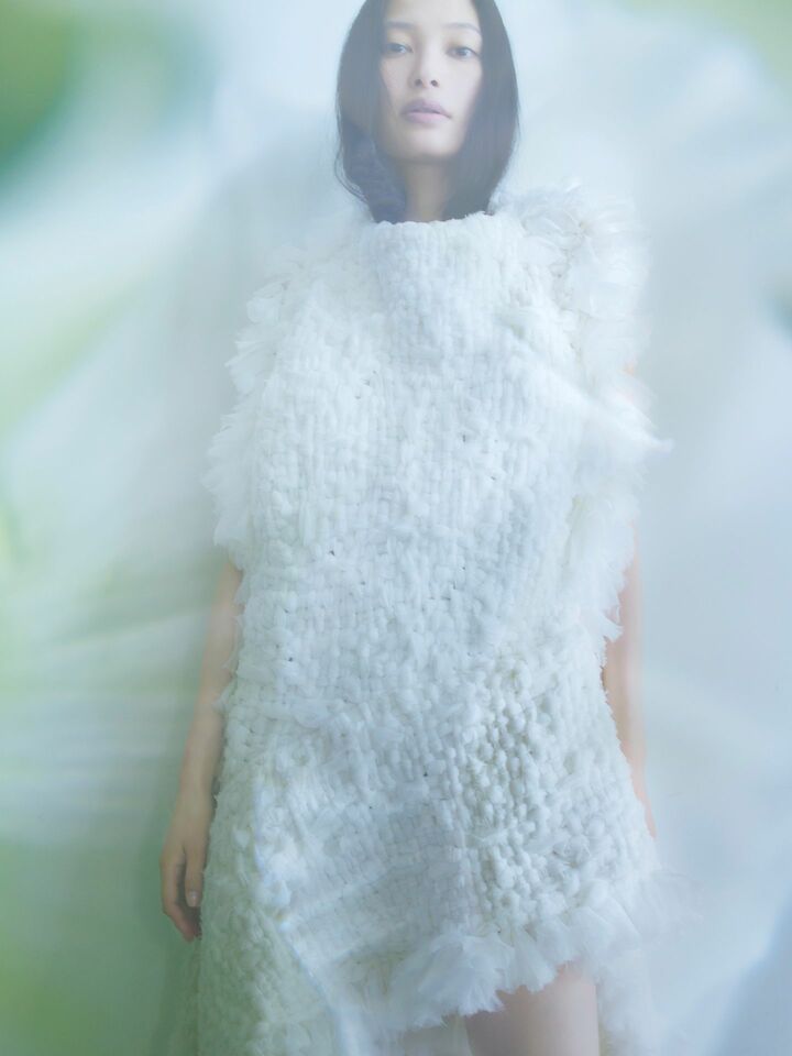 ボッテガ・ヴェネタのワンピースを着用した大政絢さん