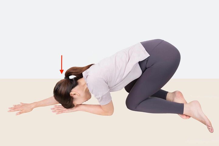 体を下に沈めて、呼吸しながらストレッチする