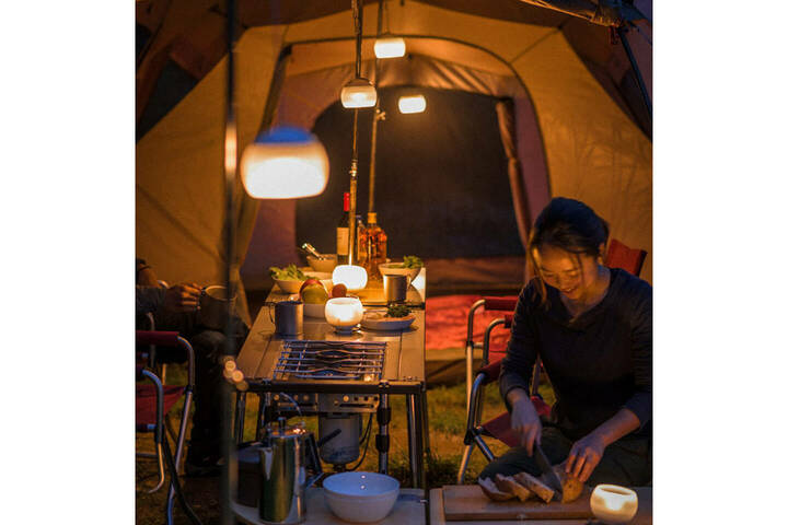 丸みを帯びた独特なデザインが愛らしいランタン「ほおずき」。コードで吊り下げることも、逆さにして机に置くこともできます