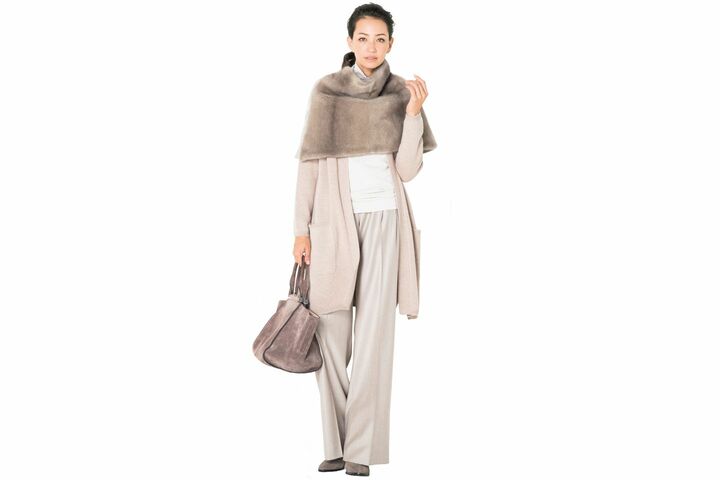 マックスマーラのスヌード・パンツ・バッグ・エス マックスマーラのカーディガン［共布ベルト付き］・ニット（マックスマーラ ジャパン）、靴（JIMMY CHOO）　撮影／熊澤 透 BY ：『Precious10月号』小学館、2017年 