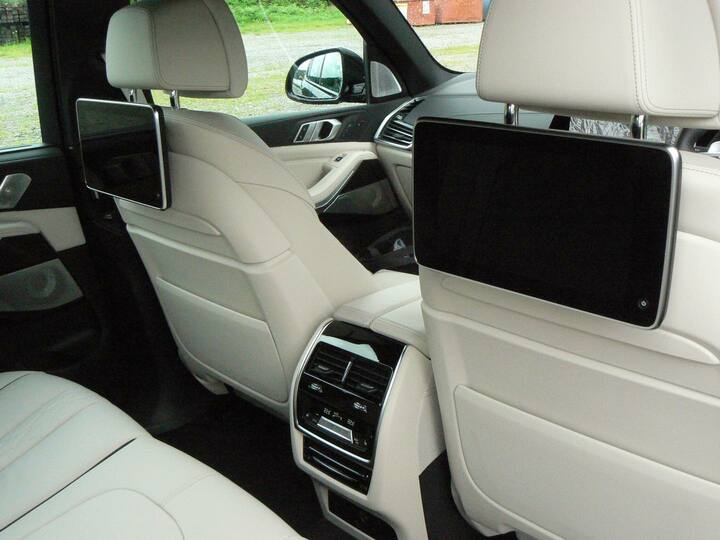 後席に友人が乗ったときに活躍するリアエンターテインメントシステムも装備（オプション）。