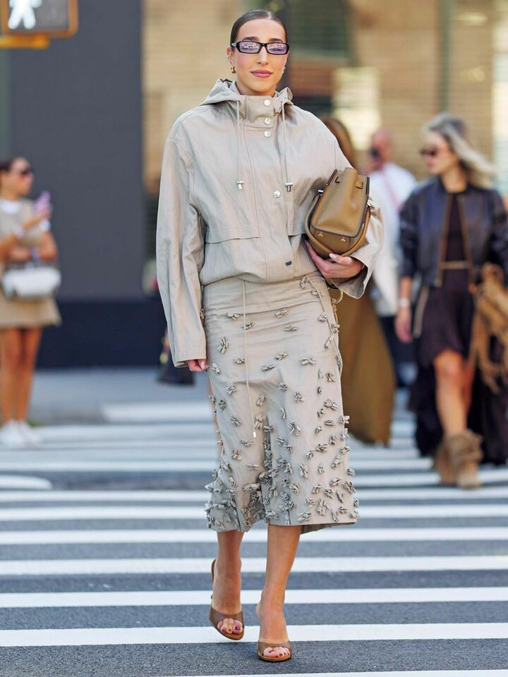 マチュアなベージュの装いを纏った海外のファッショニスタ