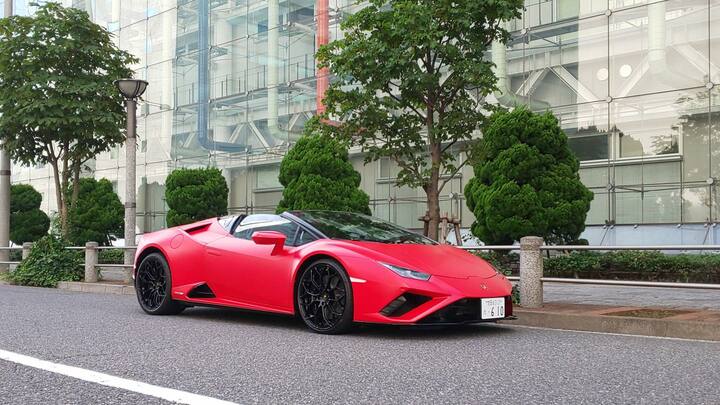 ボディカラーはレッド。マット系ということもあり、写真だとピンクがかって見える。