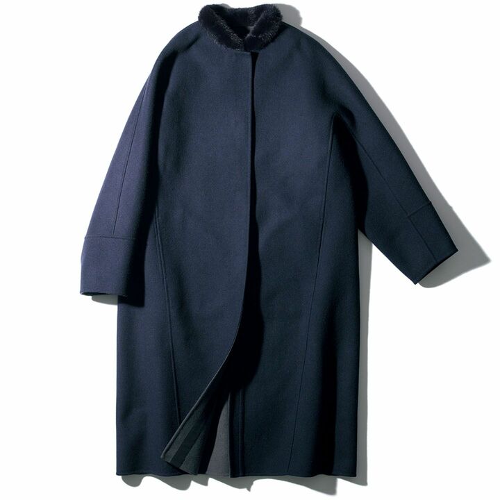 コート￥180,000／サイズ展開：34・36・38（オリジナルサイズ）［ウール93%×カシミヤ7%・ミンク（襟）］（ドゥロワー 丸の内店〈ドゥロワー〉）　[Precious2018年11月号130ページ]